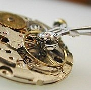 Das Herz der Uhr, die Unruh, wird ausgebaut