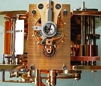 Der Uhrmacher repariert eine Grossuhr